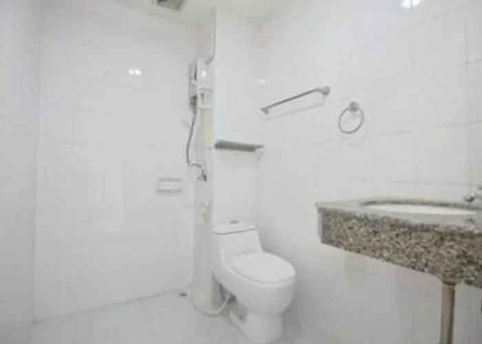 Super Oyo 498 Ladawan Hotel